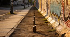 Wann wurde die Mauer abgerissen? Historische Fakten zum Mauerfall