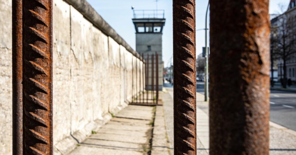 Warum wurde die Mauer gebaut? Kindgerecht erklärt für Berliner Kinder