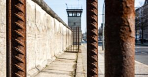 Warum wurde die Mauer gebaut? Kindgerecht erklärt für Berliner Kinder