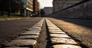 Grenzübergangsstelle: Geschichte und Bedeutung in Berlin erleben